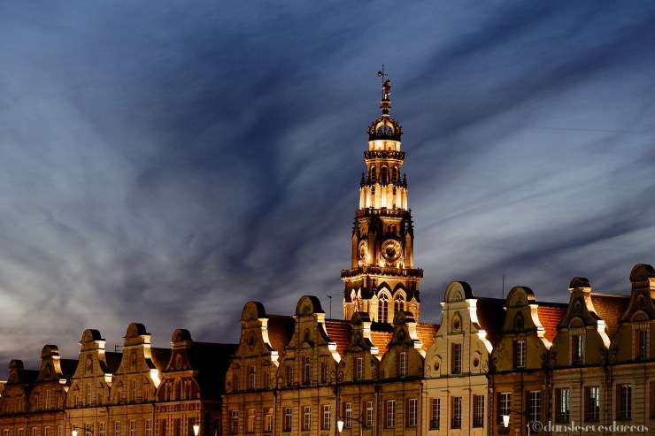 Façades flamandes et le beffroi de nuit - Arras (©MD - danslesruesdarras)
