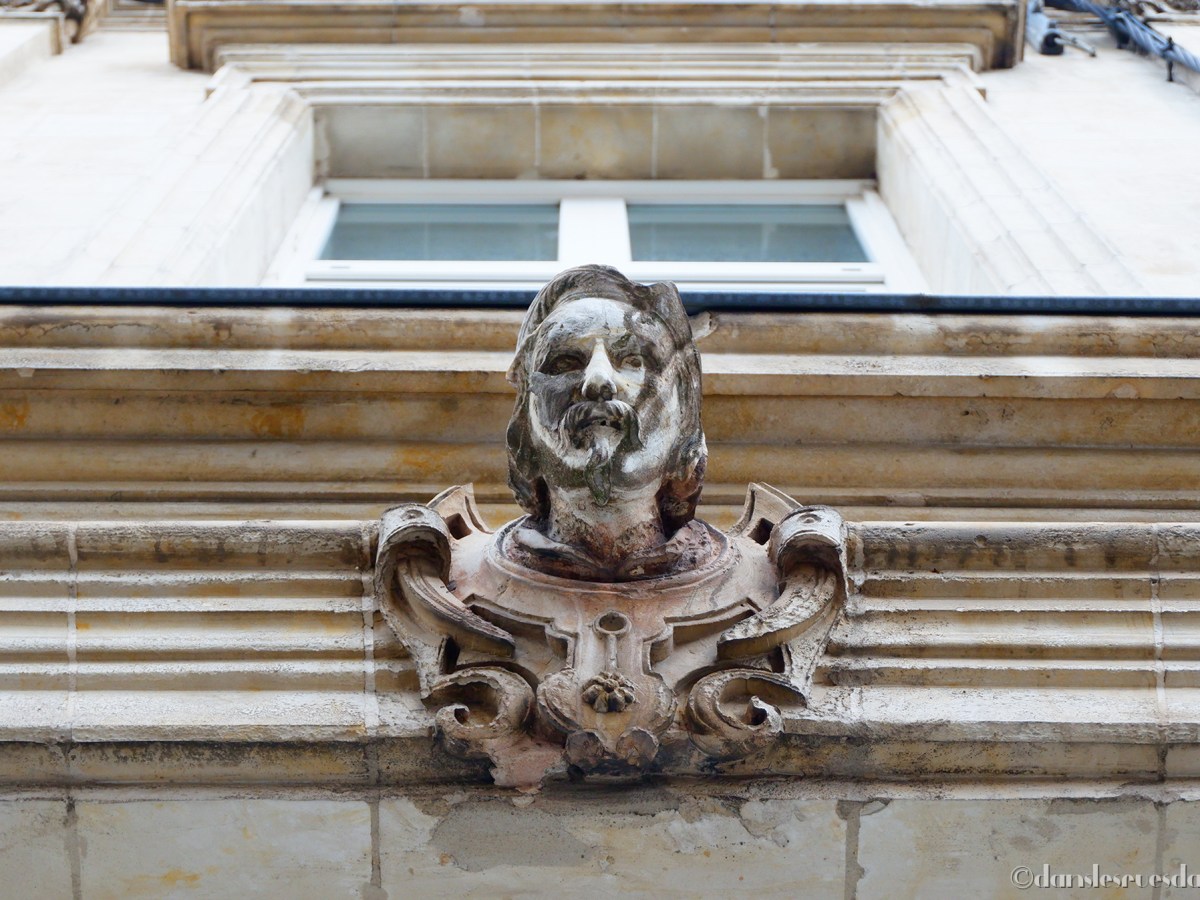 A qui sont ces têtes ?